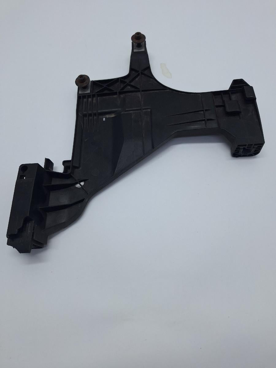Suport de montare far stanga AUDI A4 IV 8K2, B8 2007 - 2015 2.0 TDI CAGB, CJCB, CSUB 1301073053