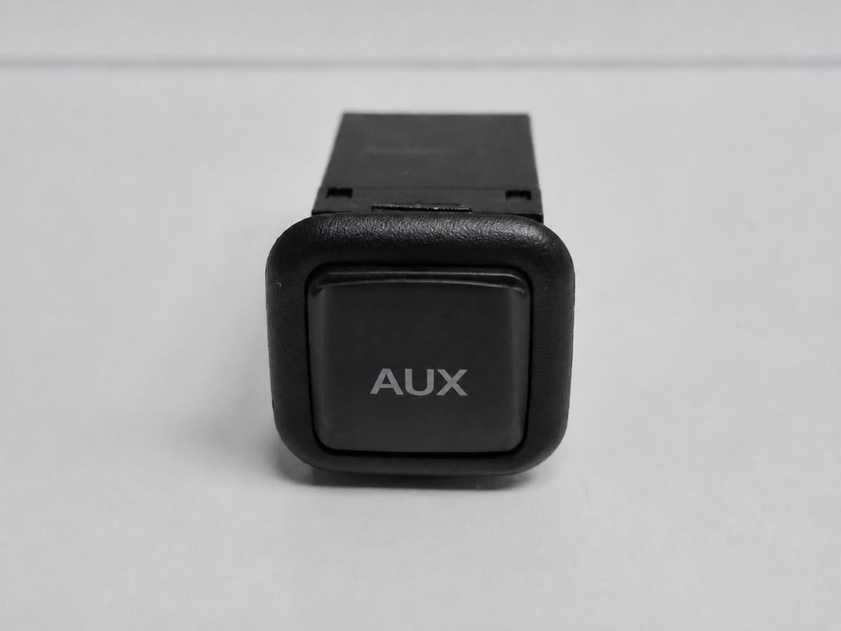 Priza AUX AUDI A4 IV Avant 8K5, B8 2007 - 2015 2.0 TDI CAGA, CJCA, CMEA, CMFA 8K0035474B