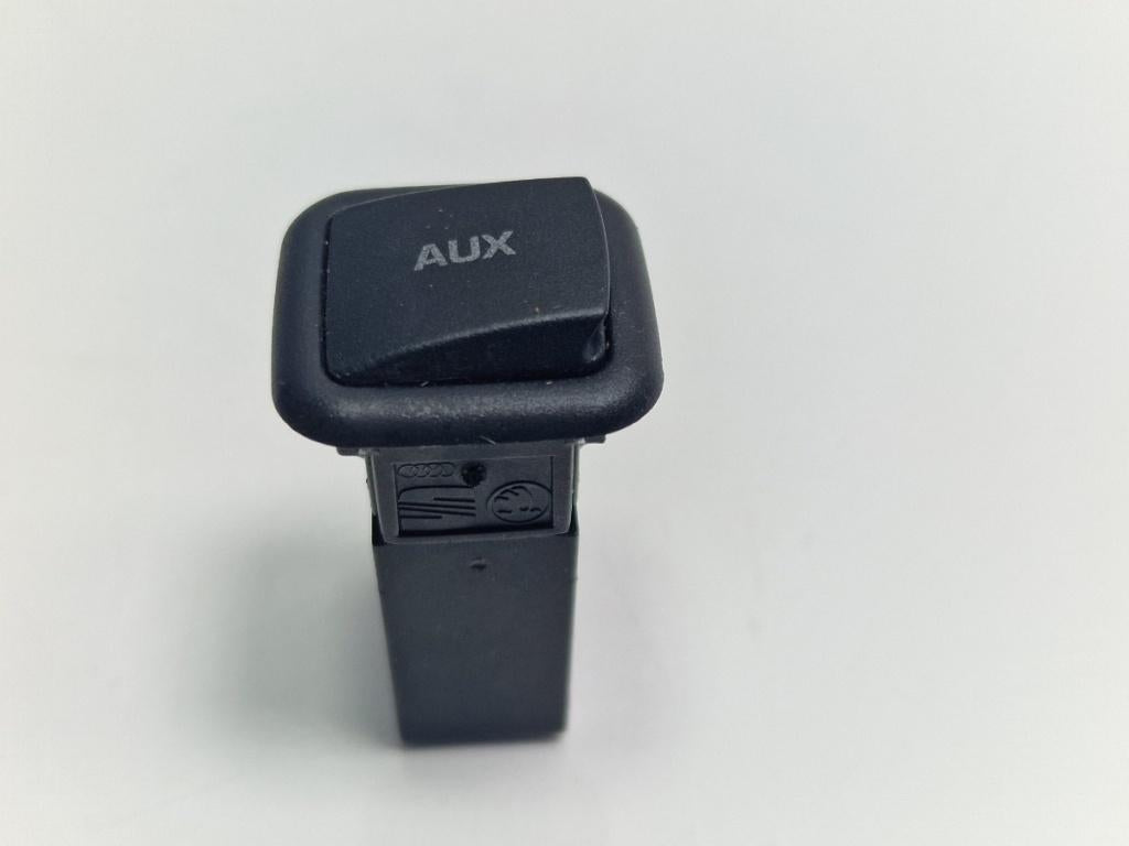 Conector priza AUX SKODA FABIA Combi 545 2007 - 2014 1.2 TDI CFWA, SKODA FABIA II 542 2006 - 2014 1.2 BBM, CHFA VAG 5J0035475