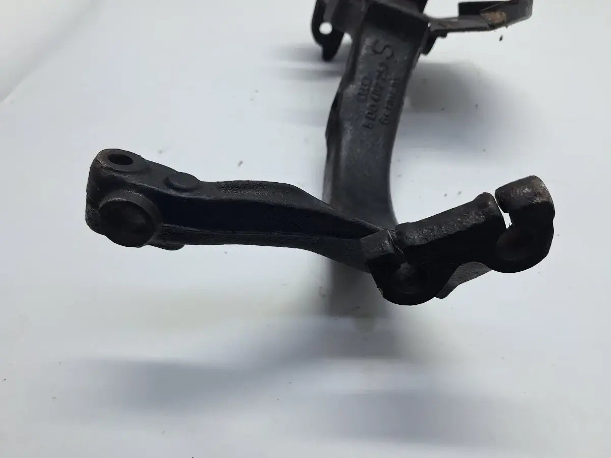 Fuzeta stanga fata VOLKSWAGEN PASSAT 3B2 1996 - 2001 1.6 ADP, AHL, ANA, ARM 8D0407257S