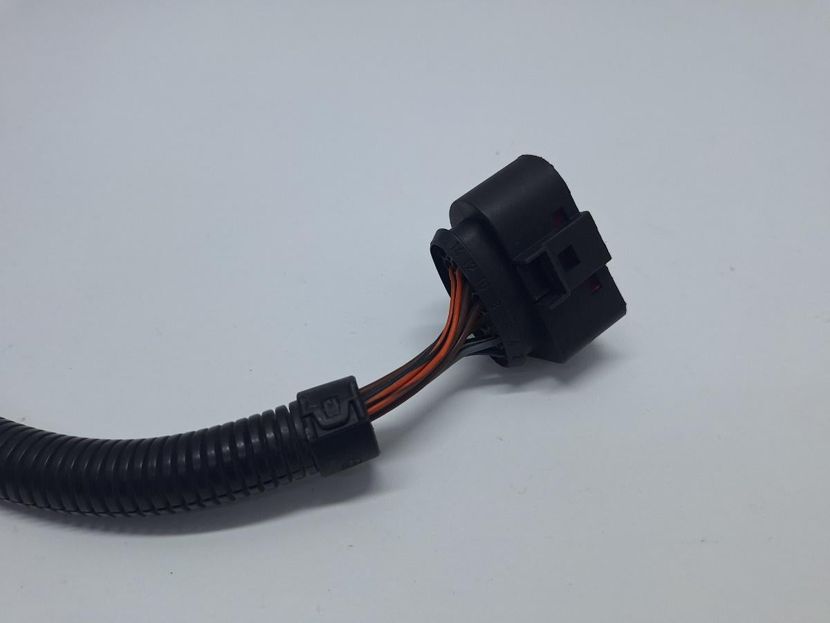Mufa conector far bi-xenon VOLKSWAGEN TOUAREG 7LA, 7L6, 7L7 2002 - 2013 3.0 V6 TDI BKS, CATA 1J0973737