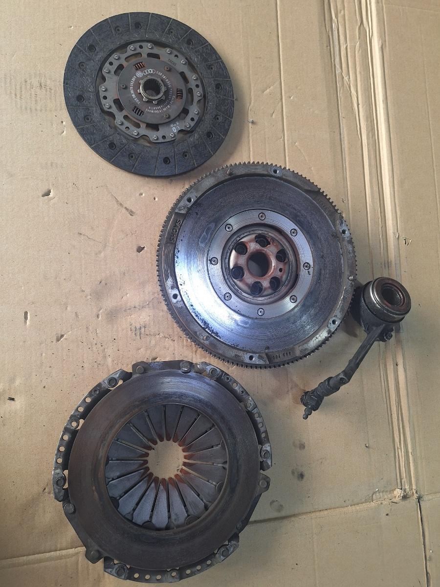 Volanta cu masa dubla si kit de ambreiaj cu rulment AUDI A3 8L1 1996 - 2006 1.9 TDI ASZ