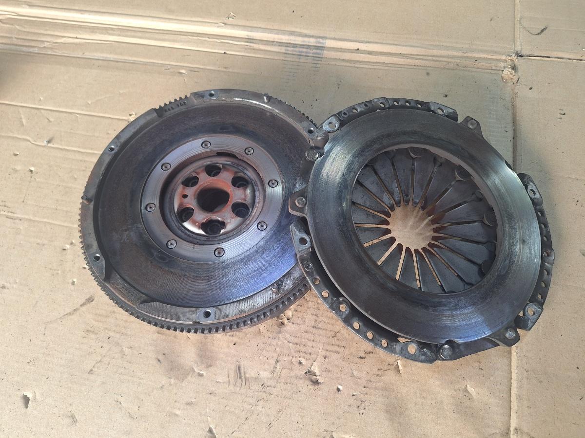 Volanta cu masa dubla si kit de ambreiaj cu rulment AUDI A3 8L1 1996 - 2006 1.9 TDI ASZ