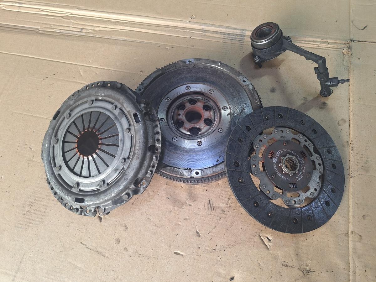 Volanta cu masa dubla si kit de ambreiaj cu rulment AUDI A3 8L1 1996 - 2006 1.9 TDI ASZ