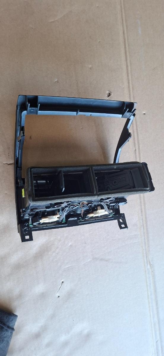 Grila de ventilatie bord centrala VOLKSWAGEN TOUAREG 7LA, 7L6, 7L7 2002 - 2013 3.0 V6 TDI BKS, CATA 7L6819727