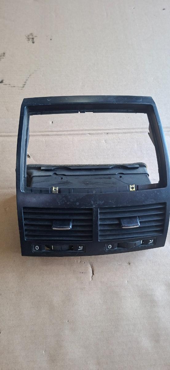 Grila de ventilatie bord centrala VOLKSWAGEN TOUAREG 7LA, 7L6, 7L7 2002 - 2013 3.0 V6 TDI BKS, CATA 7L6819727