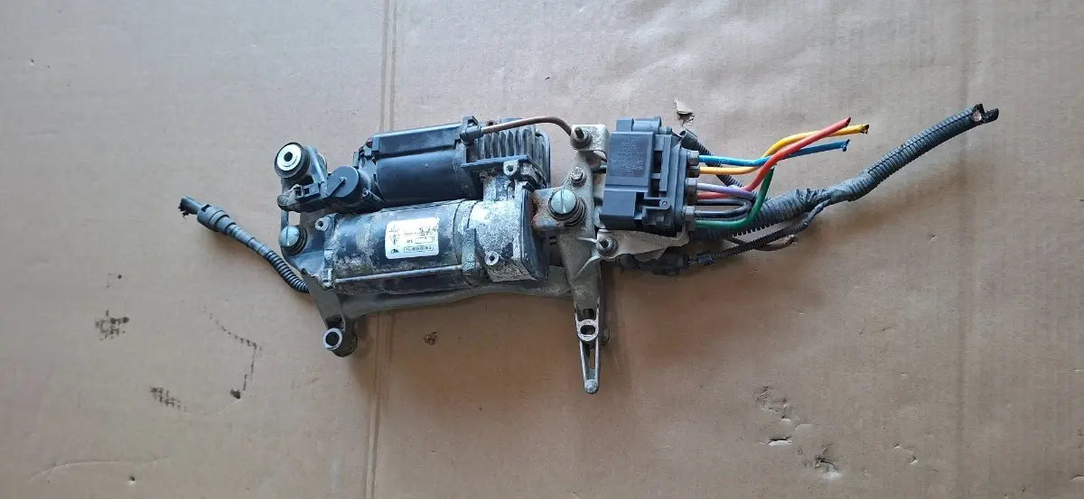 Compresor suspensie aer VOLKSWAGEN TOUAREG 7LA, 7L6, 7L7 2002 - 2013 3.0 V6 TDI BKS, CATA 7L0616006D