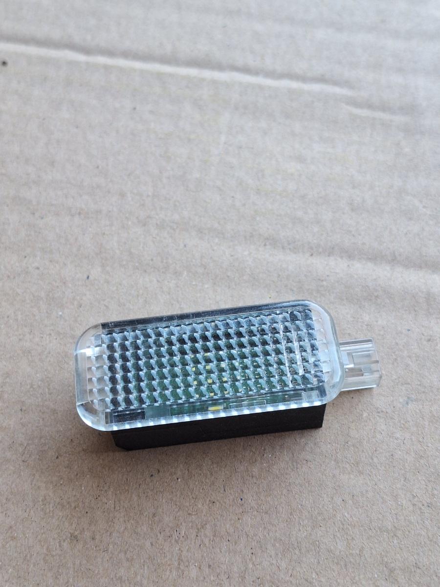 Lampa interioara portiera spate AUDI A4 IV Avant 8K5, B8 2007 - 2015 2.0 TDI CAGA, CJCA, CMEA, CMFA 4E0947415