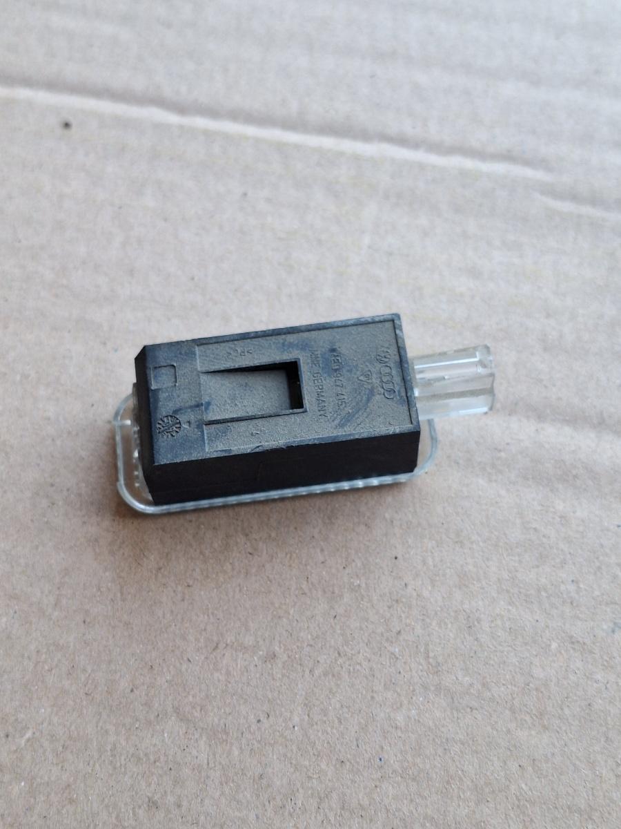 Lampa interioara portiera spate AUDI A4 IV Avant 8K5, B8 2007 - 2015 2.0 TDI CAGA, CJCA, CMEA, CMFA 4E0947415