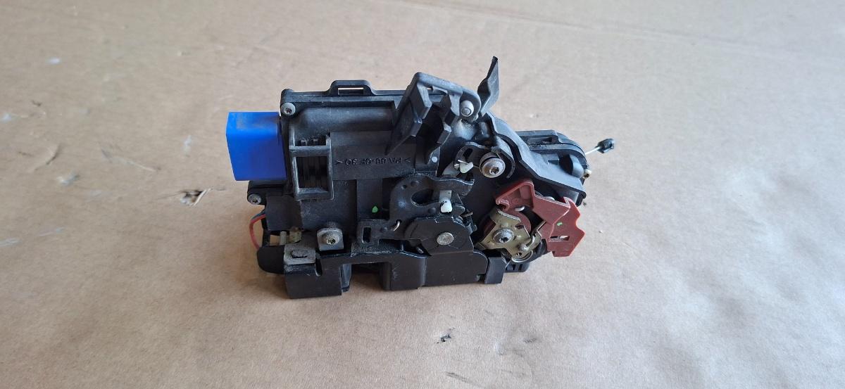 Broasca usa dreapta spate VOLKSWAGEN TOUAREG 7LA, 7L6, 7L7 2002 - 2013 3.0 V6 TDI BKS, CATA 3D4839016