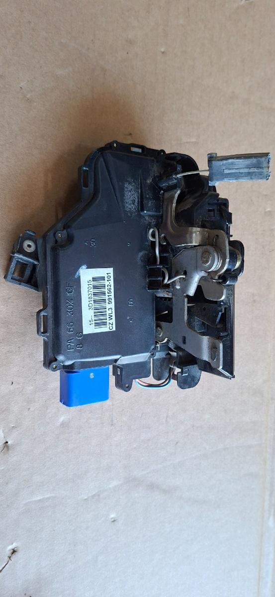 Broasca usa stanga fata VOLKSWAGEN TOUAREG 7LA, 7L6, 7L7 2002 - 2013 3.0 V6 TDI BKS, CATA 3D1837015