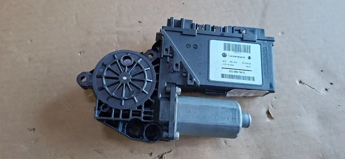 Motoras geam stanga spate VOLKSWAGEN TOUAREG 7LA, 7L6, 7L7 2002 - 2013 3.0 V6 TDI BKS, CATA 3D0959795E