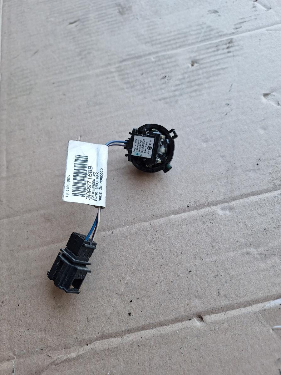Difuzor de inalta frecventa portiera fata VOLKSWAGEN PASSAT 365 2010 - 2014 2.0 TDi BlueMotion CFFB 3C8035411A