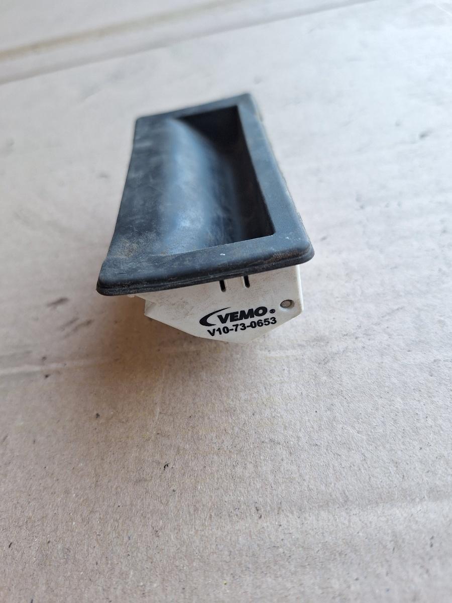 Buton deschidere hayon/portbagaj VOLKSWAGEN PASSAT 365 2010 - 2014 2.0 TDi BlueMotion CFFB Vemo V10-73-0653