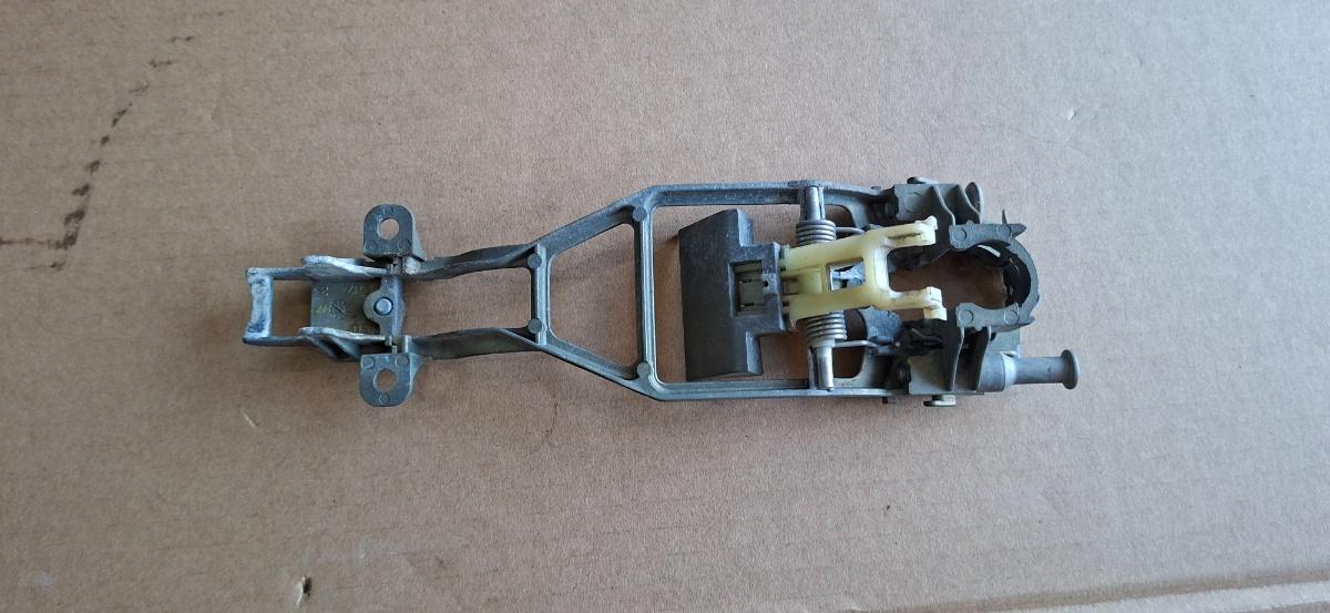 Suport exterior portiera fata VOLKSWAGEN TOUAREG 7LA, 7L6, 7L7 2002 - 2013 3.0 V6 TDI BKS, CATA 7L0839885A
