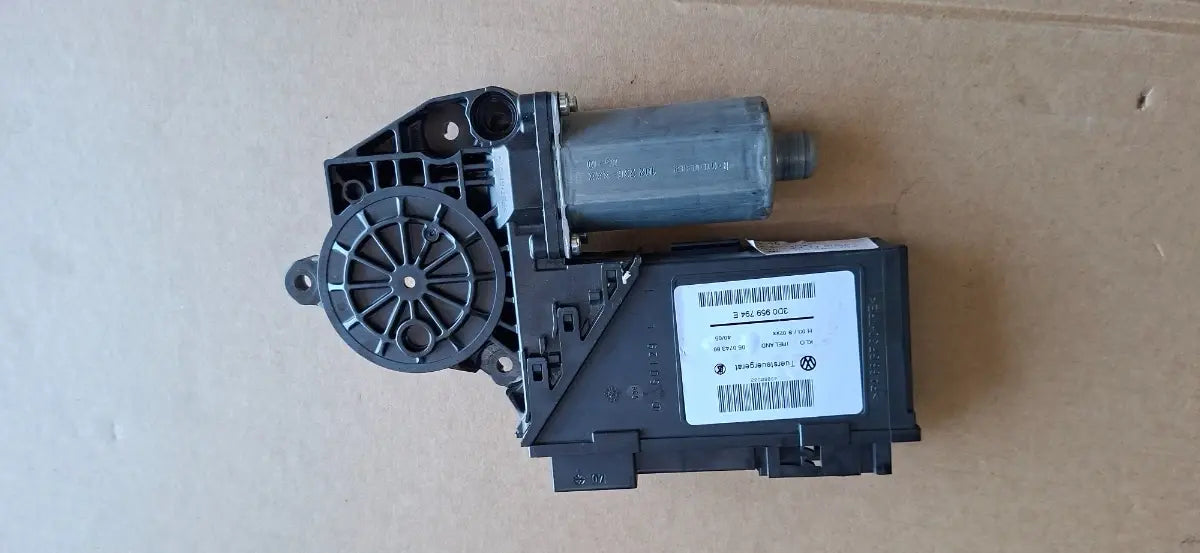 Motoras geam dreapta spate VOLKSWAGEN TOUAREG 7LA, 7L6, 7L7 2002 - 2013 3.0 V6 TDI BKS, CATA 3D0959794E