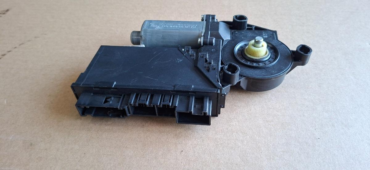 Motoras geam dreapta spate VOLKSWAGEN TOUAREG 7LA, 7L6, 7L7 2002 - 2013 3.0 V6 TDI BKS, CATA 3D0959794E