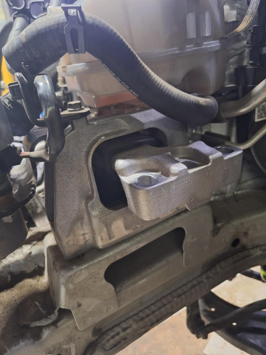 Suport tampon motor dreapta SKODA KAMIQ 2022 1.5 TSI ACT EVO DPCA 110KW|148HP 2022