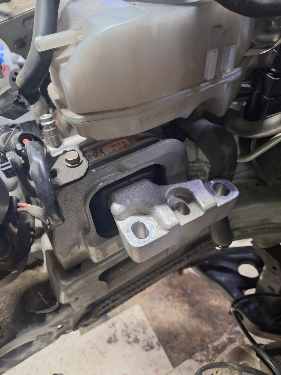 Suport tampon motor dreapta SKODA KAMIQ 2022 1.5 TSI ACT EVO DPCA 110KW|148HP 2022