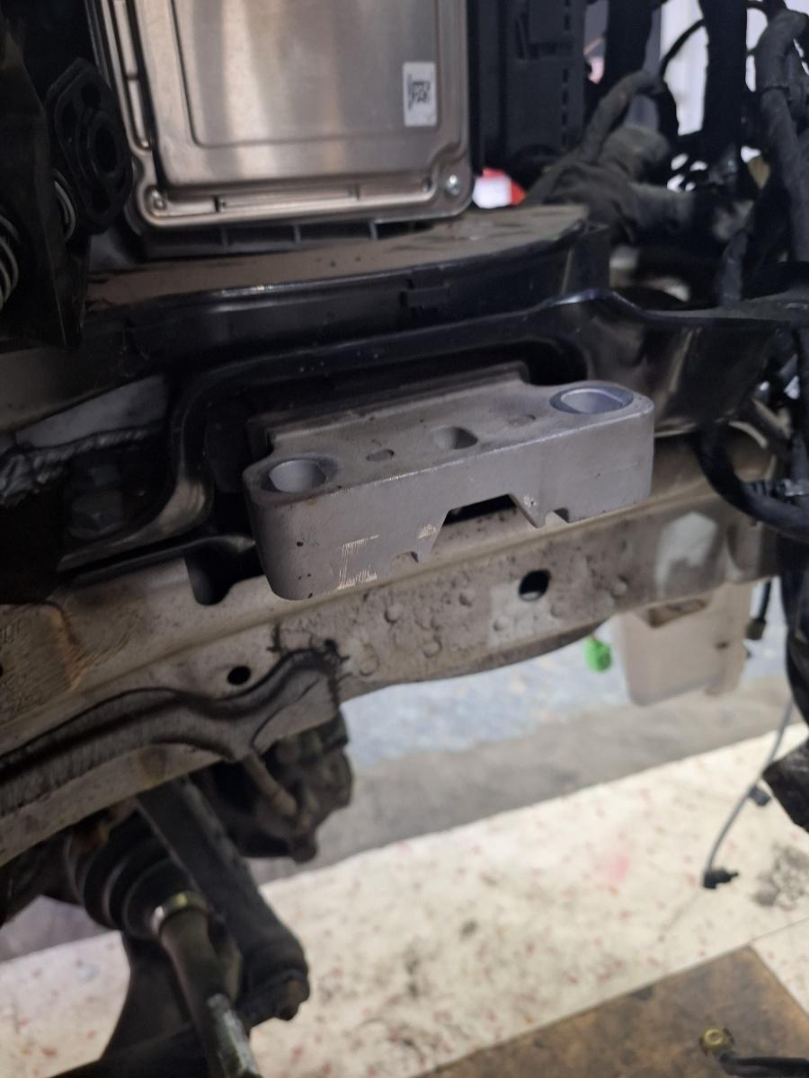 Suport tampon cutie de viteze stanga SKODA KAMIQ [ 2018 -> ] 1.5 TSI ACT EVO DPCA