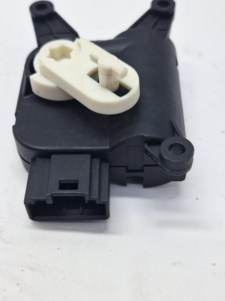Actuator/motoras clapeta aer AC VOLKSWAGEN TOURAN 1T1, 1T2 2003 - 2010 2.0 TDI BMM VAG 0132801340 1K1907511C
