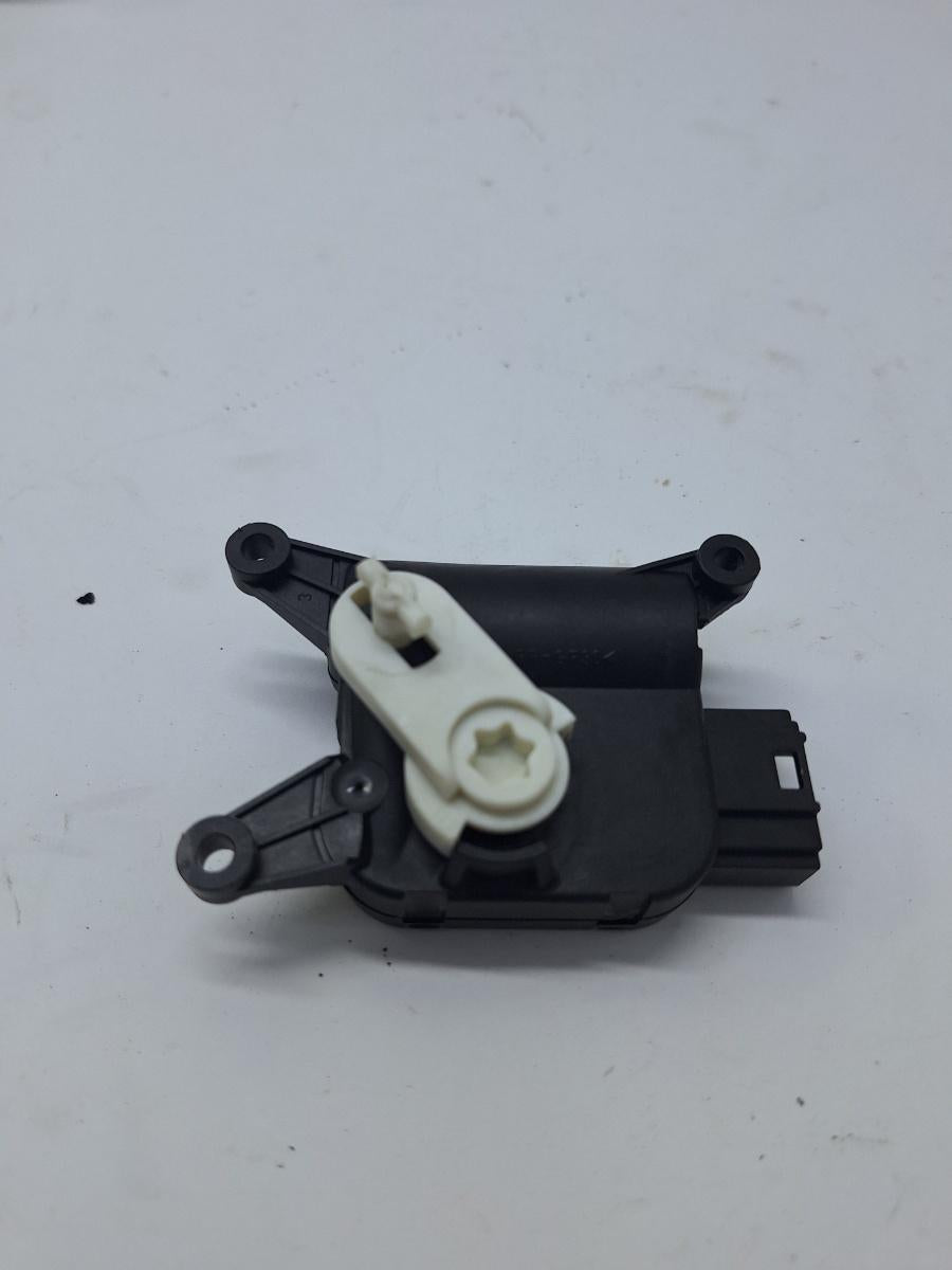 Actuator/motoras clapeta aer AC VOLKSWAGEN GOLF VI 5K1 2008 - 2013 2.0 TDI CBDC, CLCA VAG 0132801340 1K1907511C
