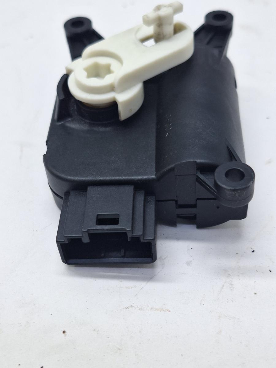 Actuator/motoras clapeta aer AC VOLKSWAGEN GOLF VI 5K1 2008 - 2013 2.0 TDI CBDC, CLCA VAG 0132801340 1K1907511C