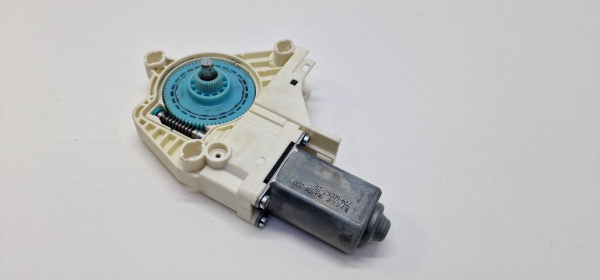 Motoras geam dreapta fata AUDI A4 IV 8K2, B8 2007 - 2015, AUDI A4 IV Avant 8K5, B8 2007 - 2015 2.0 TDI CAGA, CJCA, CMEA, CMFA VAG 8K0959802A