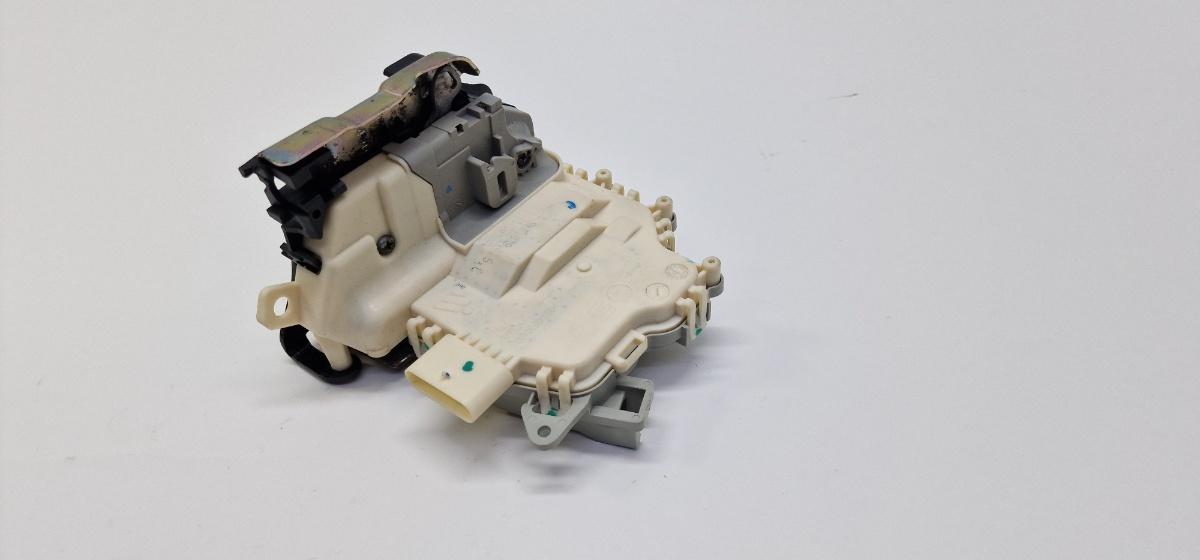 Broasca usa stanga spate AUDI A4 IV Avant 8K5, B8 2007 - 2015 2.0 TDI CAGA, CJCA, CMEA, CMFA 8K0839015C