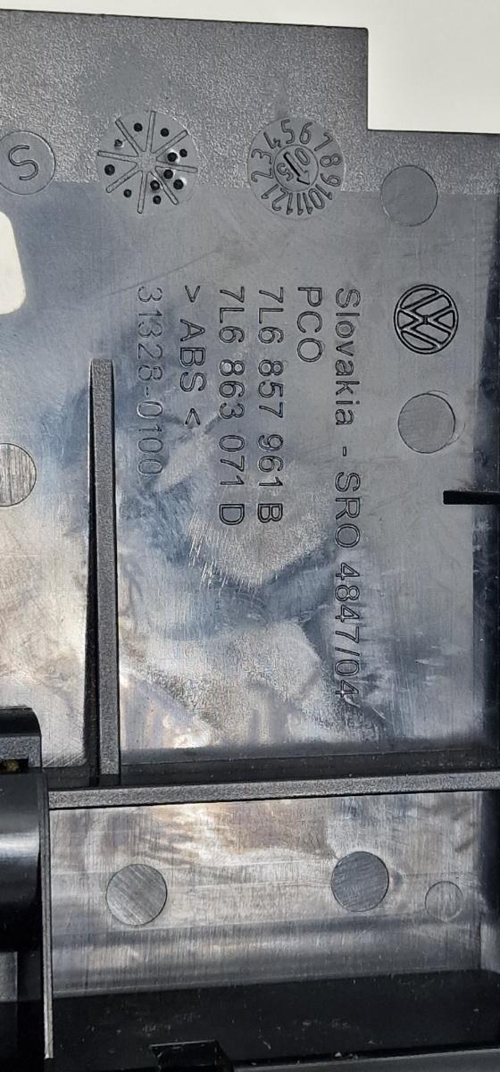 Scrumiera (fata) VOLKSWAGEN TOUAREG 7LA, 7L6, 7L7 2002 - 2013 3.0 V6 TDI BKS, CATA 7L6857961B