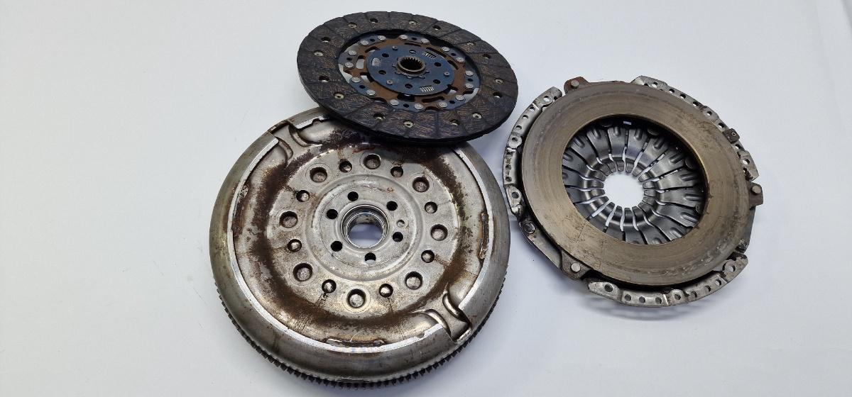 Kit ambreiaj masa dubla VOLKSWAGEN PASSAT 365 2010 - 2014 2.0 TDi BlueMotion CFFB SACHS 3082001948 03L141018G , 0A5141671R