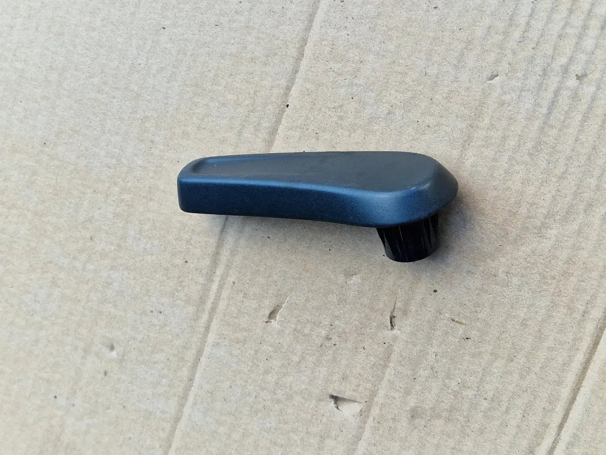 Maner reglaj scaun dreapta fata VOLKSWAGEN PASSAT 365 2010 - 2014 2.0 TDi BlueMotion CFFB 5N0881236