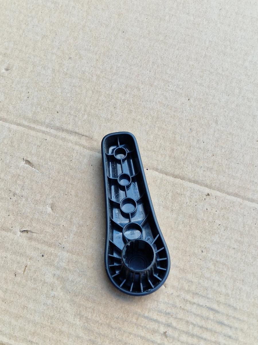 Maner reglaj scaun dreapta fata VOLKSWAGEN PASSAT 365 2010 - 2014 2.0 TDi BlueMotion CFFB 5N0881236