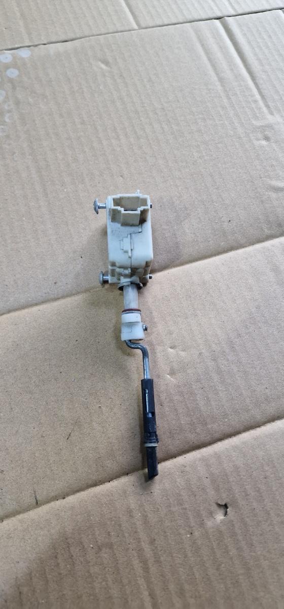 Motoras blocare usita rezervor combustibil VOLKSWAGEN GOLF IV Variant 1J5 1999 - 2006 1.9 TDI ATD, AXR 1J0810773B