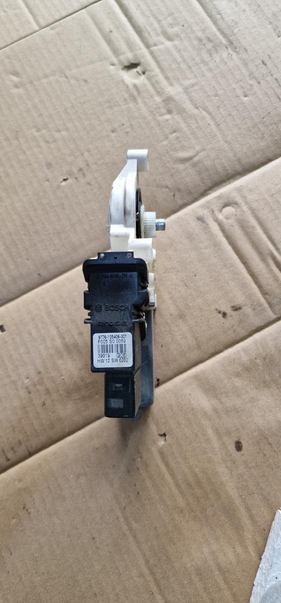 Motoras geam stanga spate VOLKSWAGEN GOLF IV Variant 1J5 1999 - 2006 1.9 TDI ATD, AXR 9776-105406-301 1C0959811A
