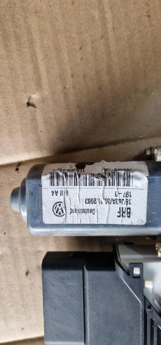Motoras geam stanga spate VOLKSWAGEN GOLF IV Variant 1J5 1999 - 2006 1.9 TDI ATD, AXR 9776-105406-301 1C0959811A
