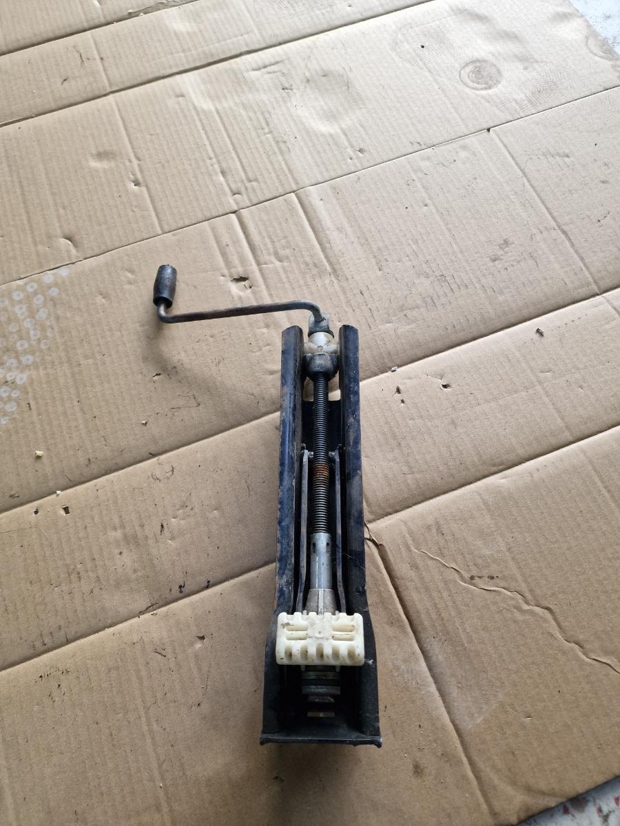 Cric MERCEDES-BENZ E-CLASS W211 2002 - 2009 2.2 E 200 CDI OM 646.951 A2115830215