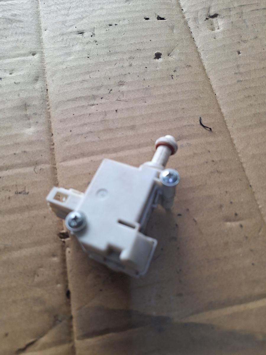 Motoras blocare usita rezervor combustibil VOLKSWAGEN GOLF IV Variant 1J5 1999 - 2006 1.9 TDI ATD, AXR 1J0810773C