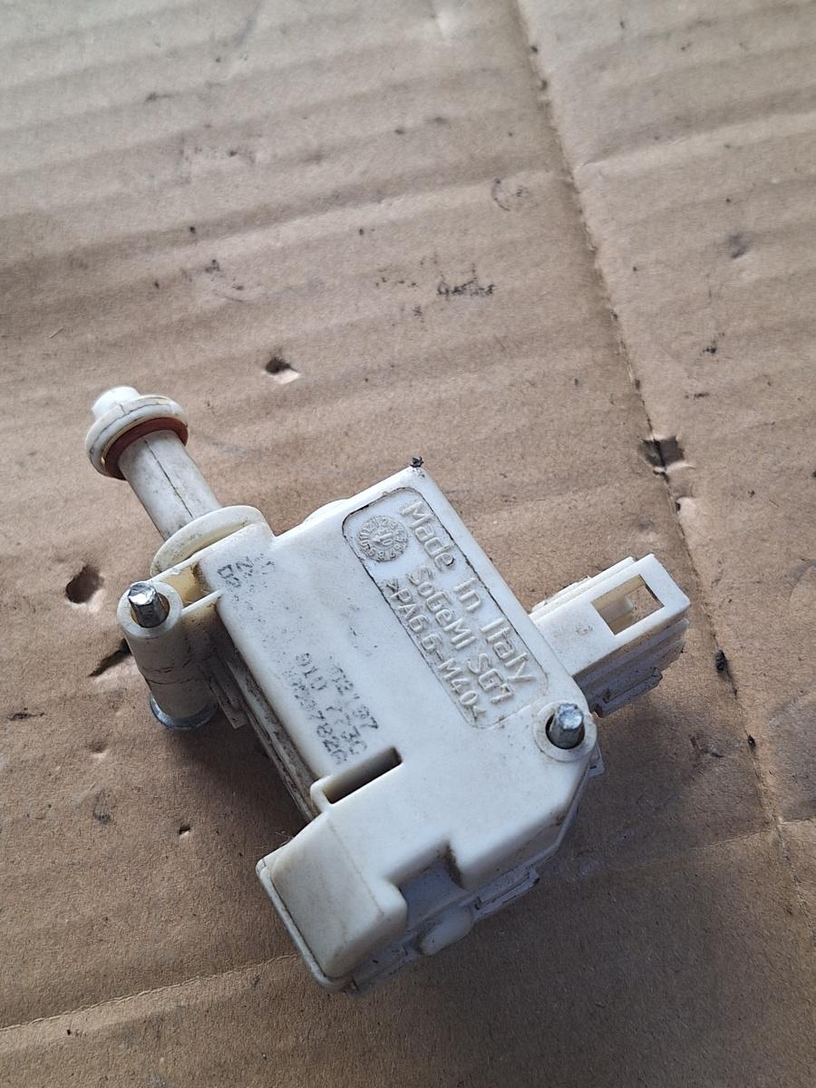 Motoras blocare usita rezervor combustibil VOLKSWAGEN GOLF IV Variant 1J5 1999 - 2006 1.9 TDI ATD, AXR 1J0810773C