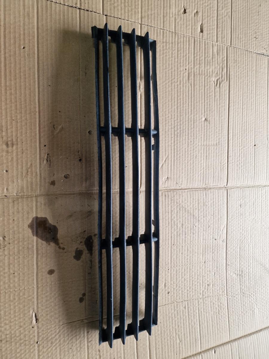 Grila inferioara bara de protectie fata VOLKSWAGEN PASSAT 3B3 2000 - 2005 1.9 TDI AVF, AWX 3B0853677E