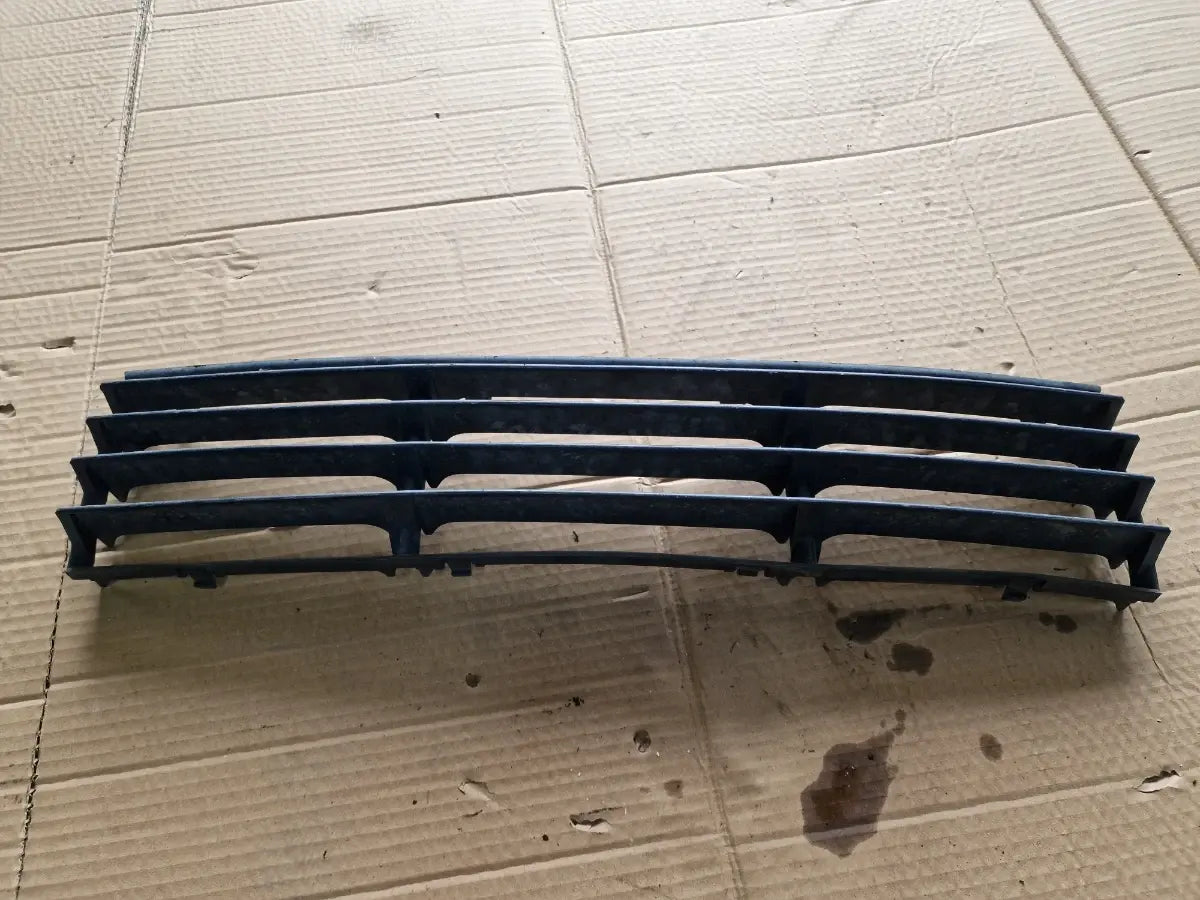 Grila inferioara bara de protectie fata VOLKSWAGEN PASSAT 3B3 2000 - 2005 1.9 TDI AVF, AWX 3B0853677E