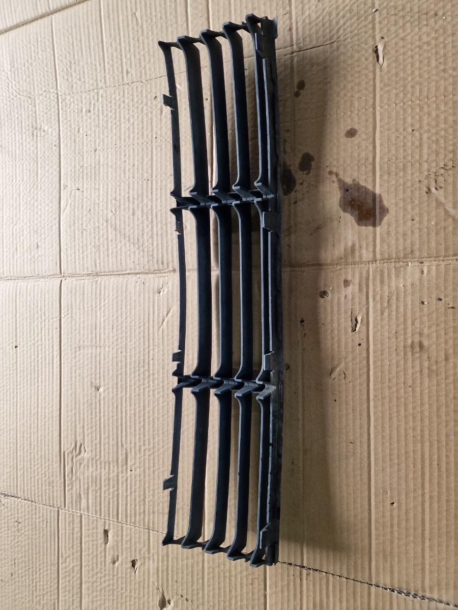 Grila inferioara bara de protectie fata VOLKSWAGEN PASSAT 3B3 2000 - 2005 1.9 TDI AVF, AWX 3B0853677E