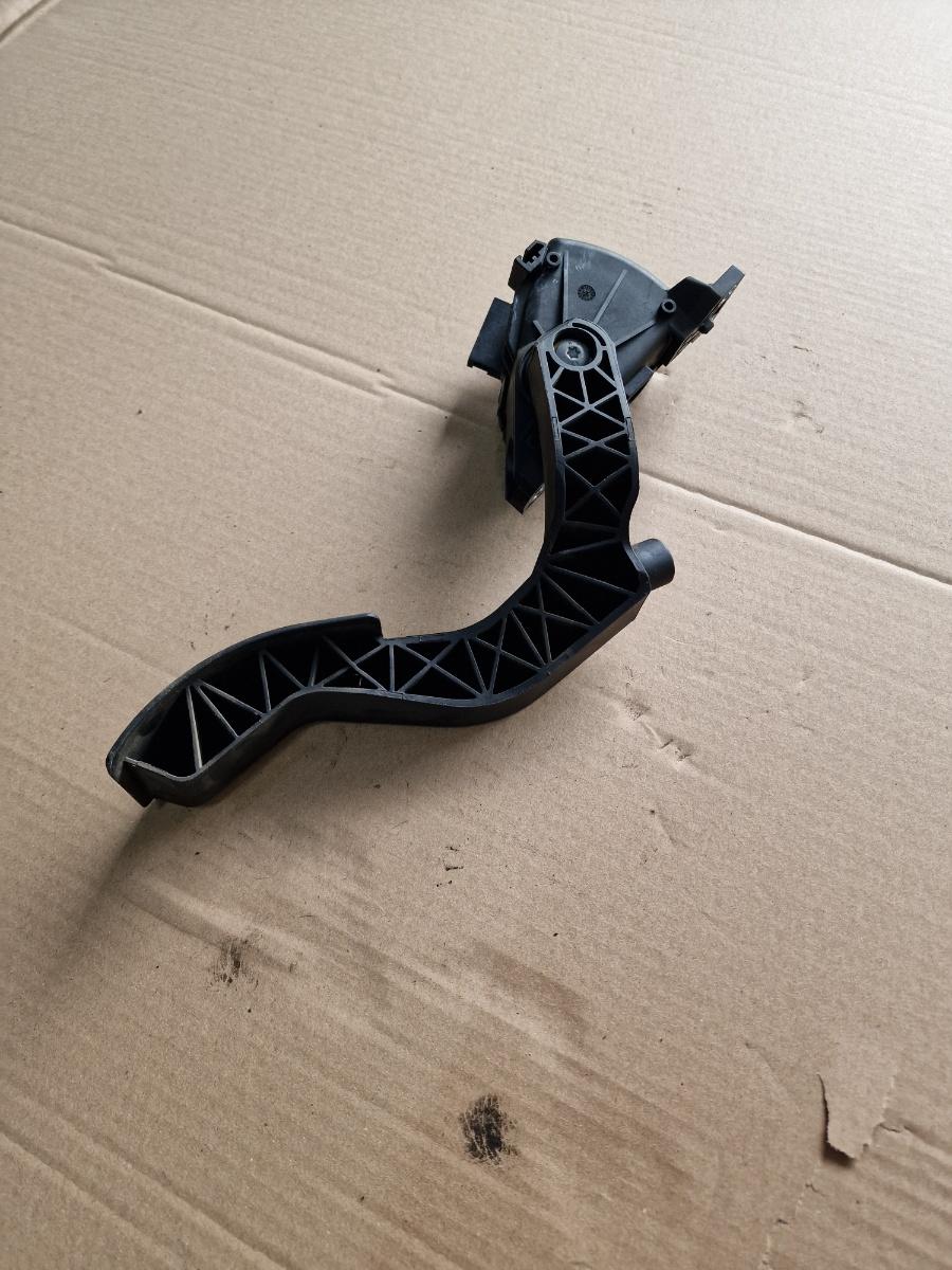 Pedala de acceleratie VOLKSWAGEN PASSAT 3B3 2000 - 2005 1.9 TDI AVF, AWX 8D1721523F