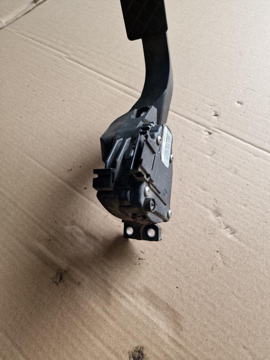 Pedala de acceleratie VOLKSWAGEN PASSAT 3B3 2000 - 2005 1.9 TDI AVF, AWX 8D1721523F