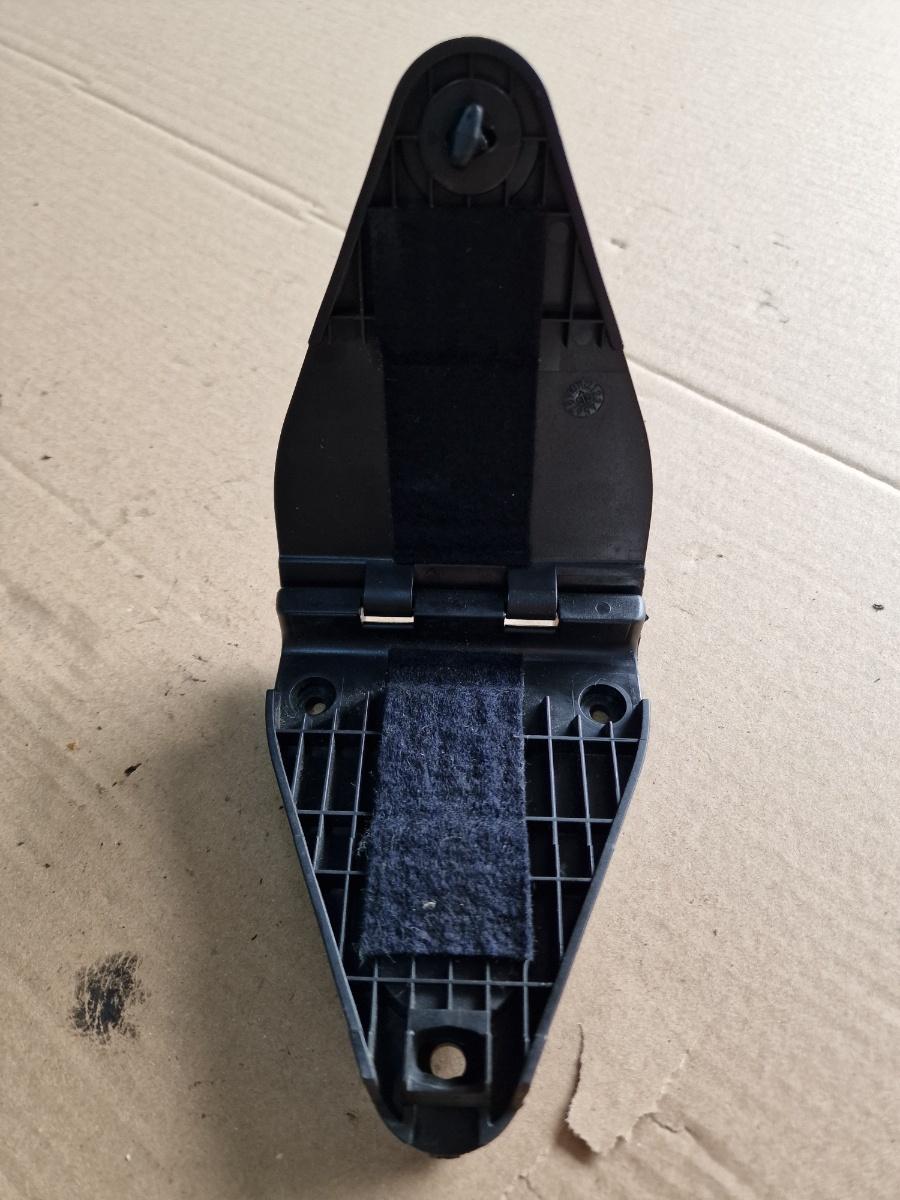 Suport de fixare triunghi de semnalizare VOLKSWAGEN PASSAT 3B3 2000 - 2005 1.9 TDI AVF, AWX 3B5860285B