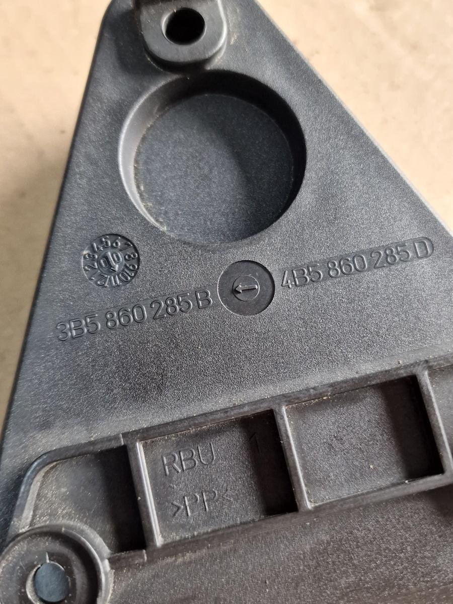 Suport de fixare triunghi de semnalizare VOLKSWAGEN PASSAT 3B3 2000 - 2005 1.9 TDI AVF, AWX 3B5860285B