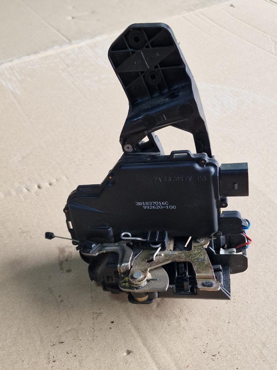 Broasca usa dreapta fata VOLKSWAGEN PASSAT 3B3 2000 - 2005 1.9 TDI AVF, AWX 3B1837016C