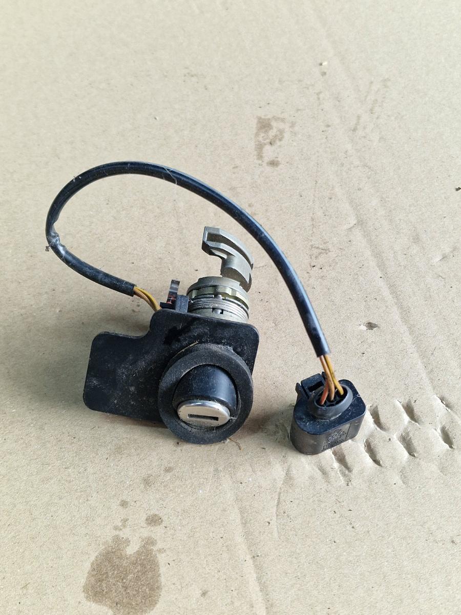 Butuc cheie hayon/portbagaj VOLKSWAGEN PASSAT 3B3 2000 - 2005 1.9 TDI AVF, AWX 3B0827573G