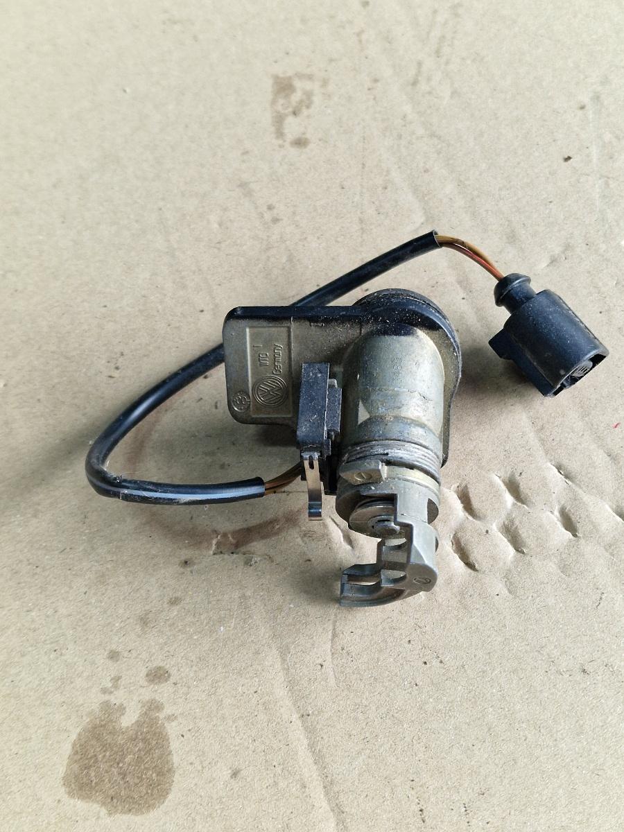 Butuc cheie hayon/portbagaj VOLKSWAGEN PASSAT 3B3 2000 - 2005 1.9 TDI AVF, AWX 3B0827573G
