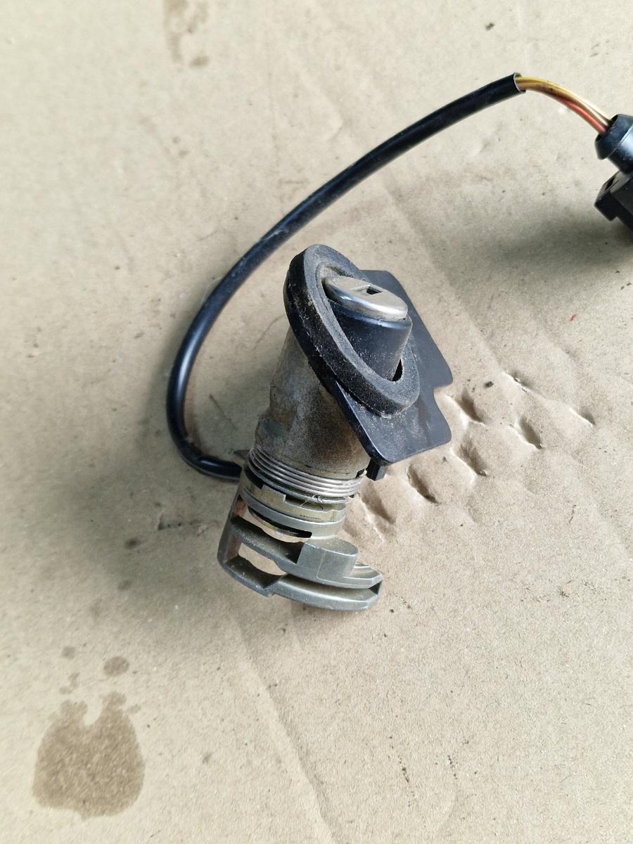 Butuc cheie hayon/portbagaj VOLKSWAGEN PASSAT 3B3 2000 - 2005 1.9 TDI AVF, AWX 3B0827573G